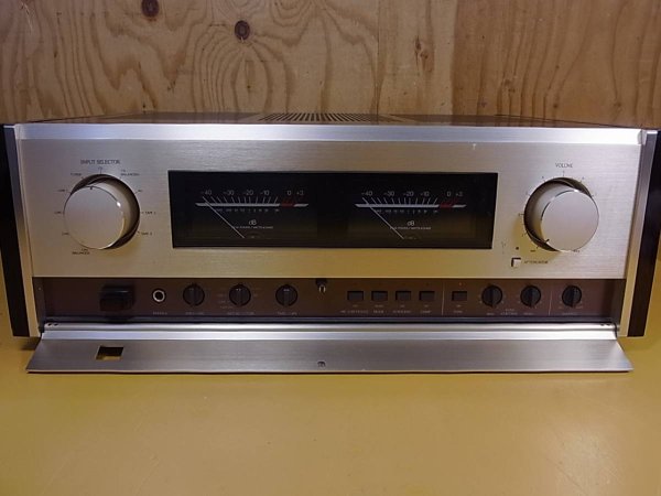 Photo1: Accuphase Integrated Amplifier E-305 (1)