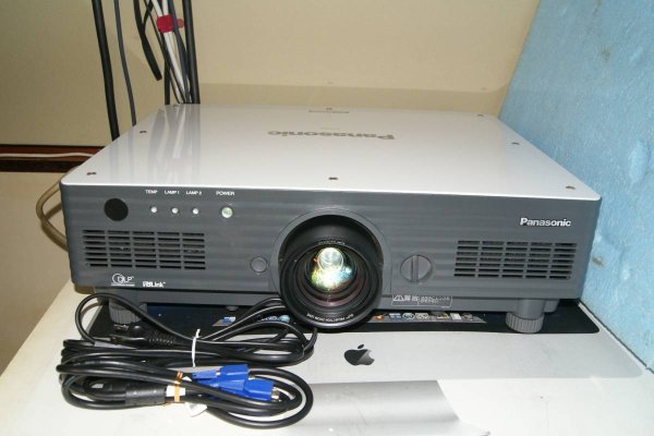 Photo1: Panasonic Projector PT-D5700 #2 (1)