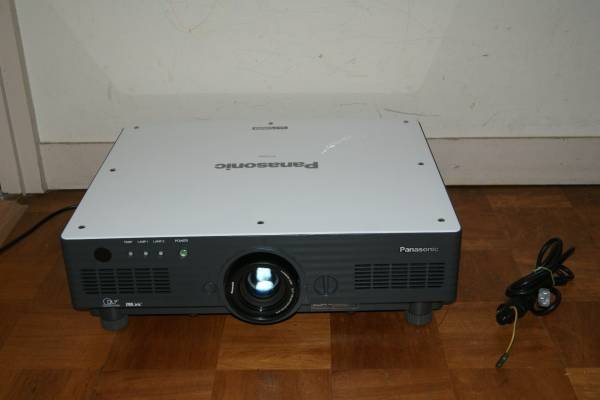 Photo1: Panasonic Projector PT-D4000  (1)