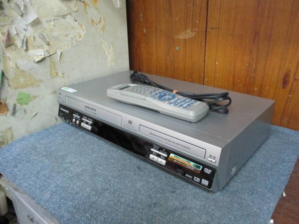 Photo1: Panasonic VIDEO DECK VCR VHS/DVD PLAYER NV-VP70 (1)