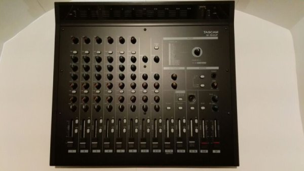 Photo1: TASCAM M-164UF 16 channel with audio interface analog mixer  (1)